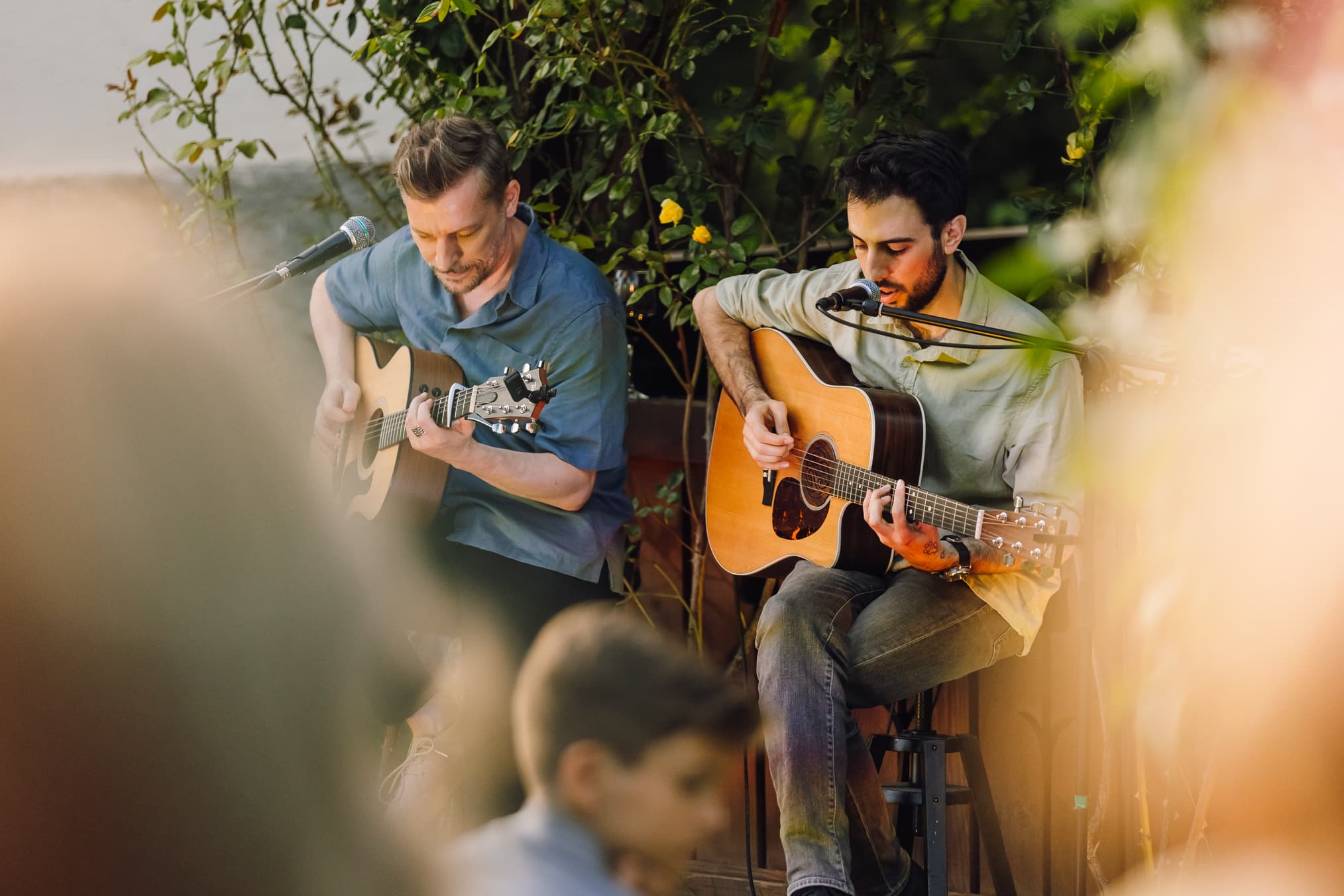 Concert acustic în grădină, doi chitariști