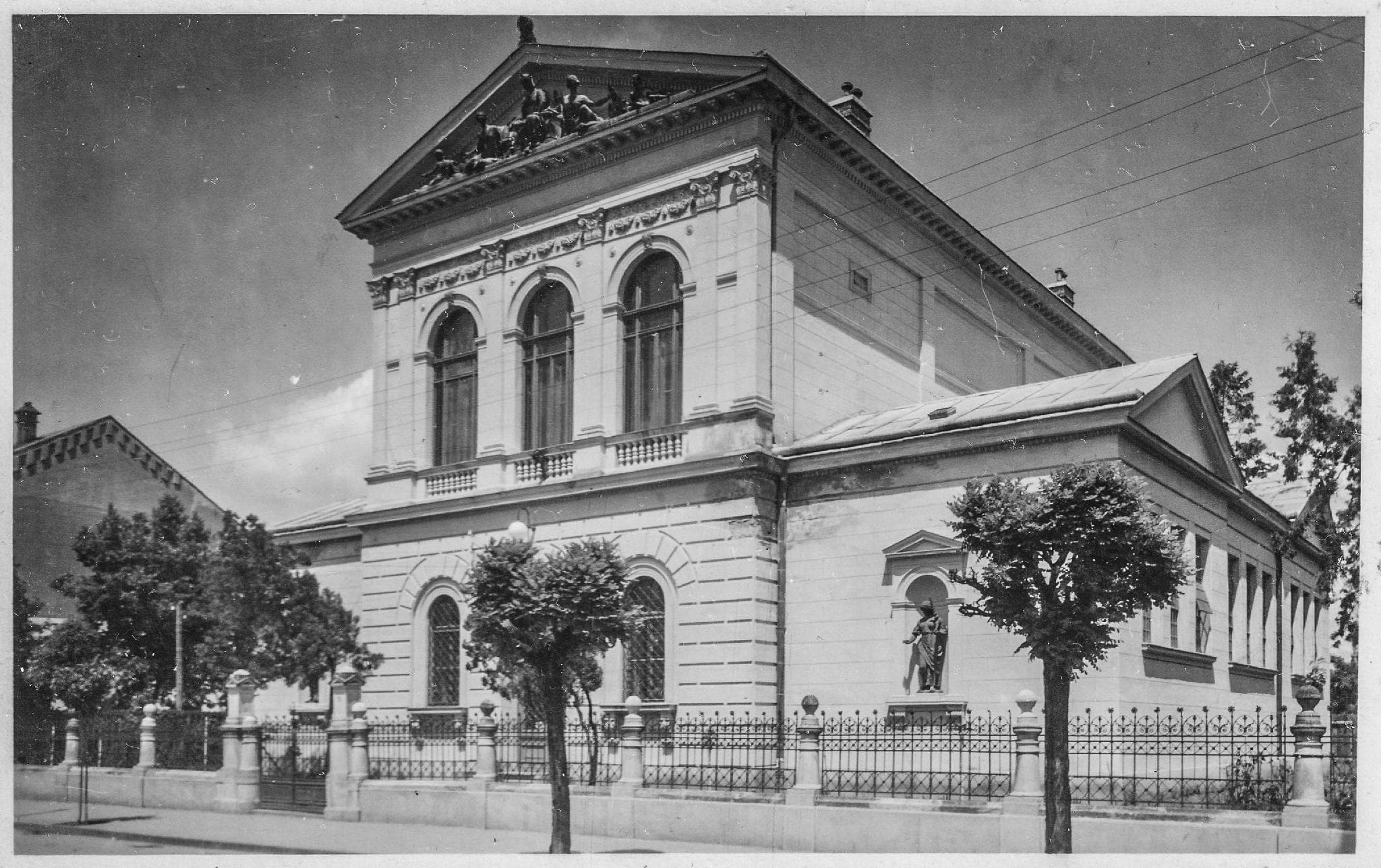 Fotografie de arhivă din 1941: clădirea văzută din colț, cu grupul statuar de pe fronton