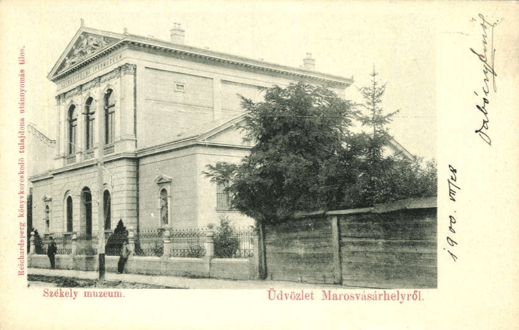 Carte poștală din 1900: clădirea muzeului văzută dinspre stradă, retrasă în spatele gardului de fier